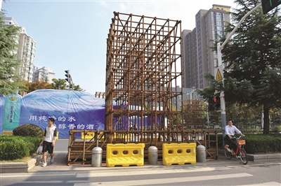 糖酒展会要搭广告牌 江东路竖了8个脚手架堵路占车道