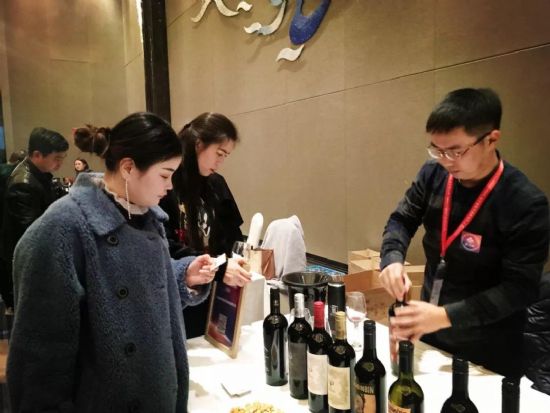 12月13日,宁波保税区进口商品巡展在江西上饶举行