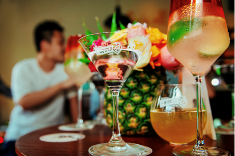 ��ĽԶ��Я�ֵϿ���(de kuyper)��������԰8��(tequila ocho) ����һ�����ڼ�β�Ƶ�ʢ�Ŀ�