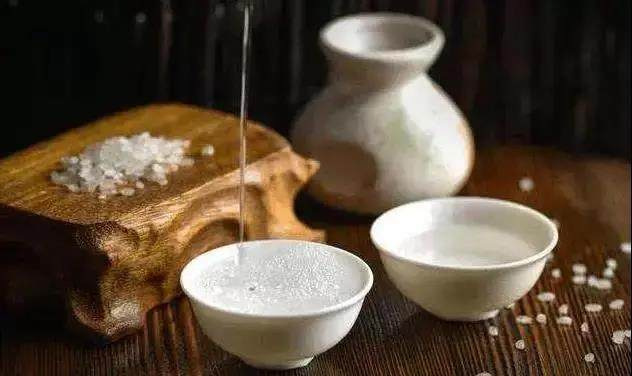 粮食酒拉开了与酒精酒的地位