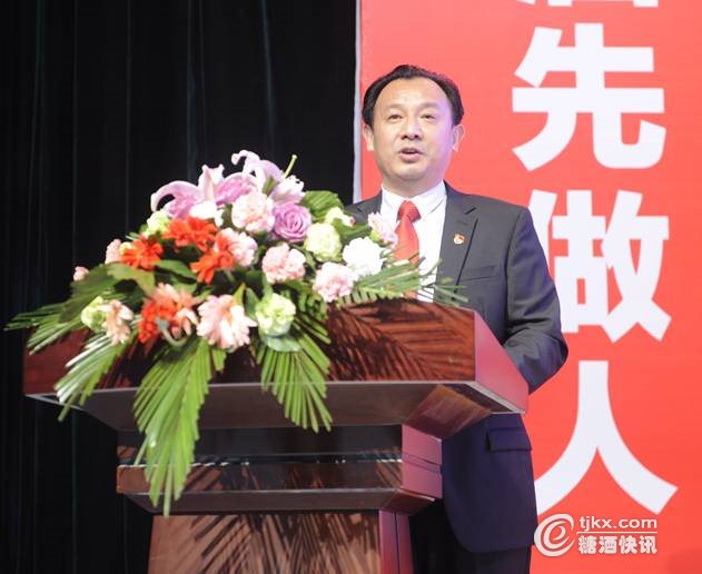 湖北楚园春酒业集团董事长闫友平在会上发布了楚园春酒业中长期